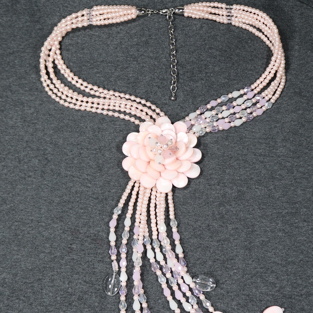 costume jewelry joan rivers shell and glass beaded flower Necklace